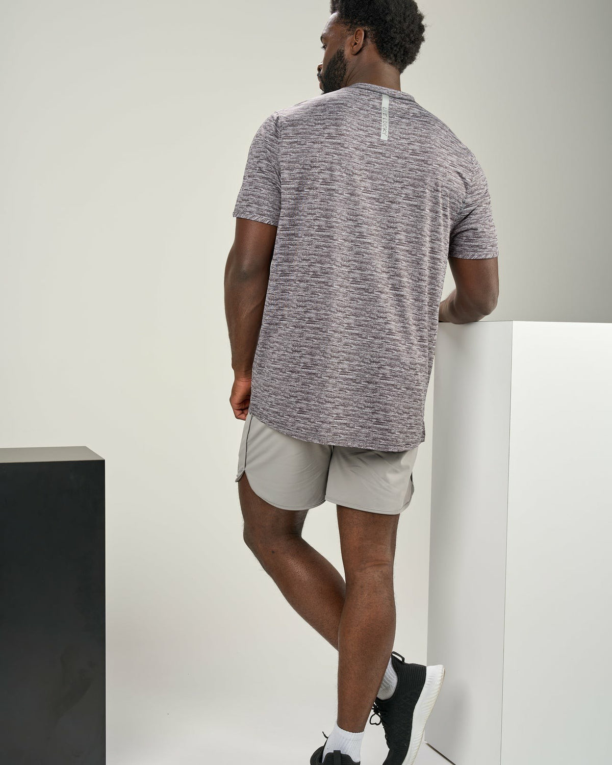 Men's Light Grey Athletic Fit Tee for Gym and Performance